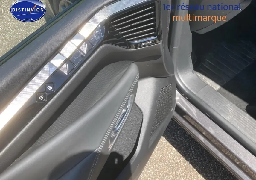 Détail de la porte avant gauche grise platinium du DS4 E-tense 225 Cross Trocadero avec commandes de vitres et serrure visibles.