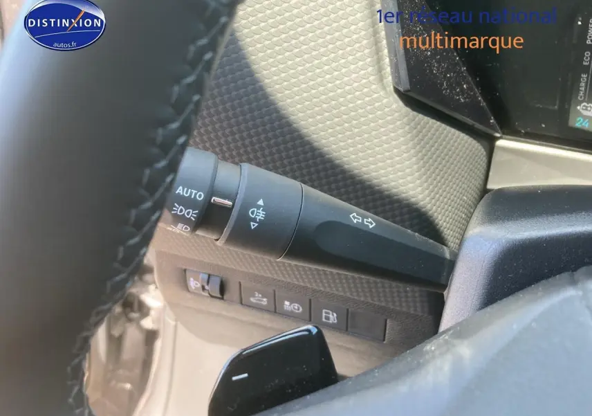 Gros plan sur la commande des clignotants à gauche du volant d'un DS4 E-tense 225 gris platinium 2023.