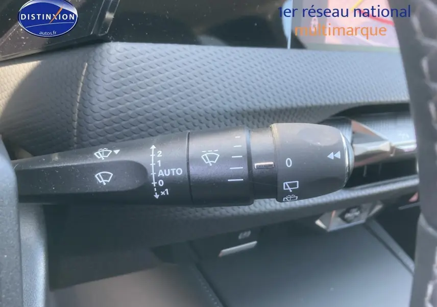 Gros plan sur la commande des essuie-glaces dans l'habitacle du DS4 E-tense 225 gris platinium, côté gauche du volant.