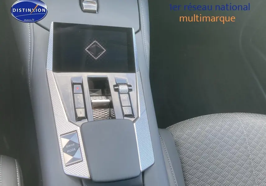 Vue rapprochée de la console centrale du DS4 E-tense 225 gris platinium avec écran tactile et commandes de boîte auto.
