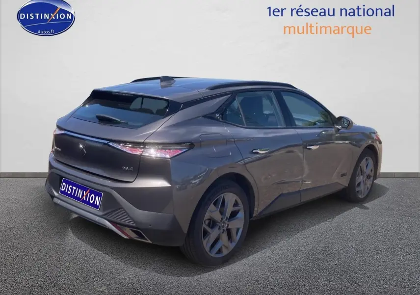 Vue 3/4 arrière droite d'une DS4 E-tense 225 Cross Trocadero gris platinium avec feux arrière LED et jantes 19 pouces.