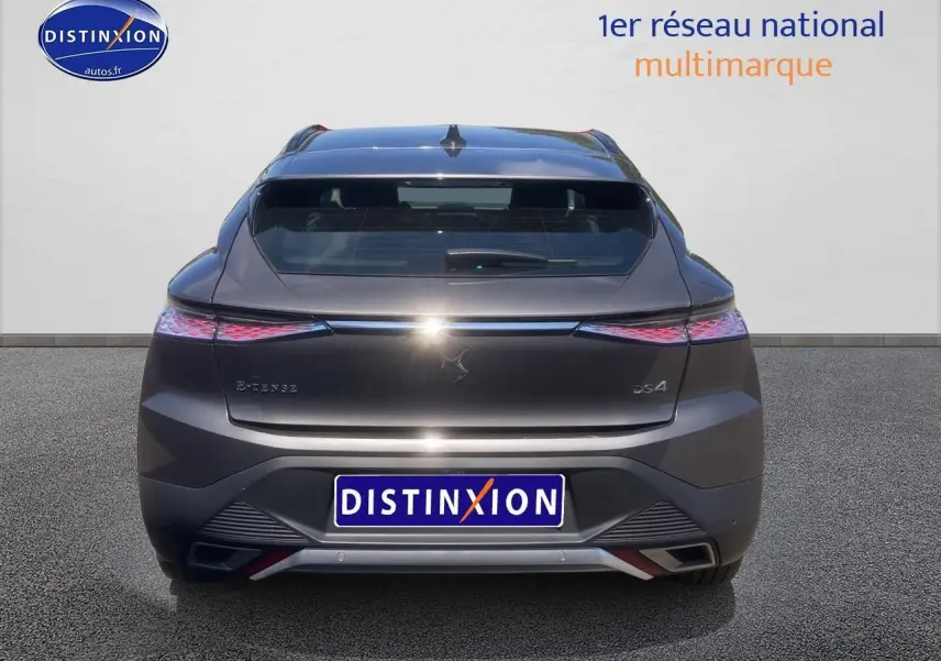 Vue arrière du DS4 E-tense 225 Cross Trocadero gris platinium avec feux LED et sortie d'échappement chromée visible.