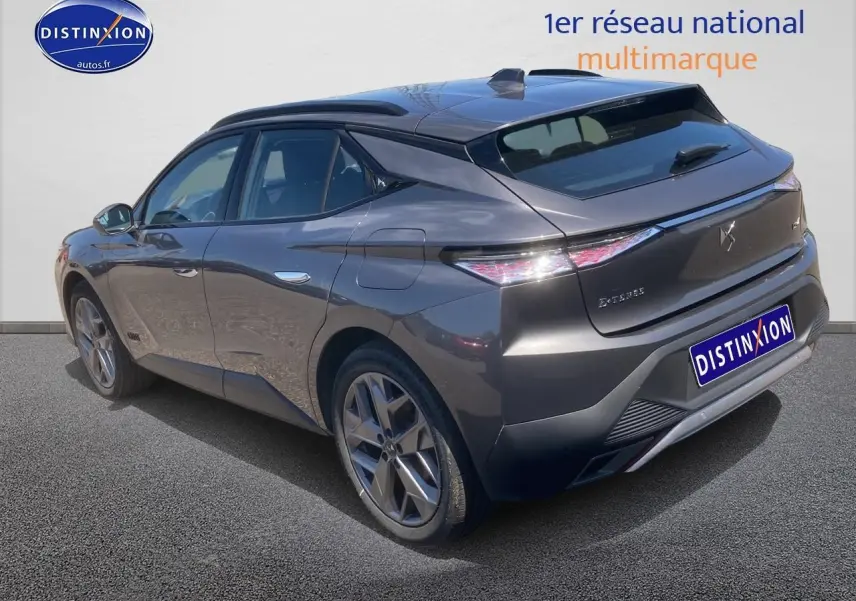 Vue 3/4 arrière droite d'une DS4 E-tense 225 Cross Trocadero gris platinium avec jantes 19 pouces Sapporo.