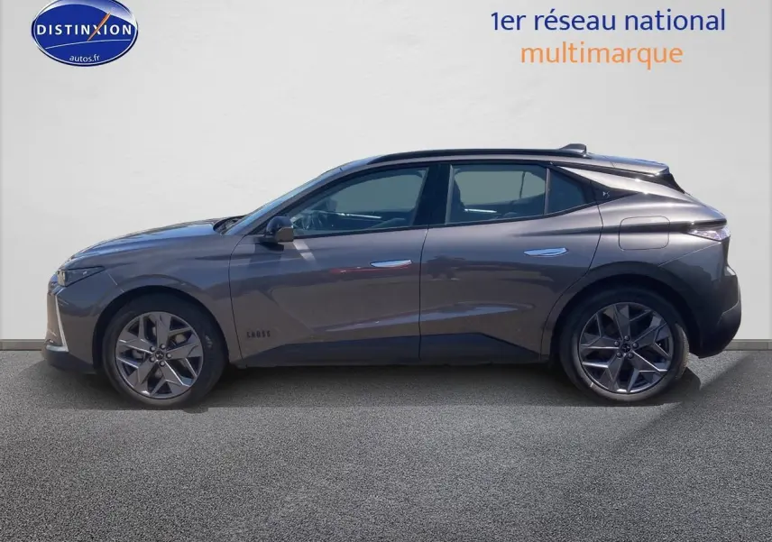 Profil côté gauche d'une DS4 E-tense 225 Cross Trocadero gris platinium avec jantes 19 pouces Sapporo.
