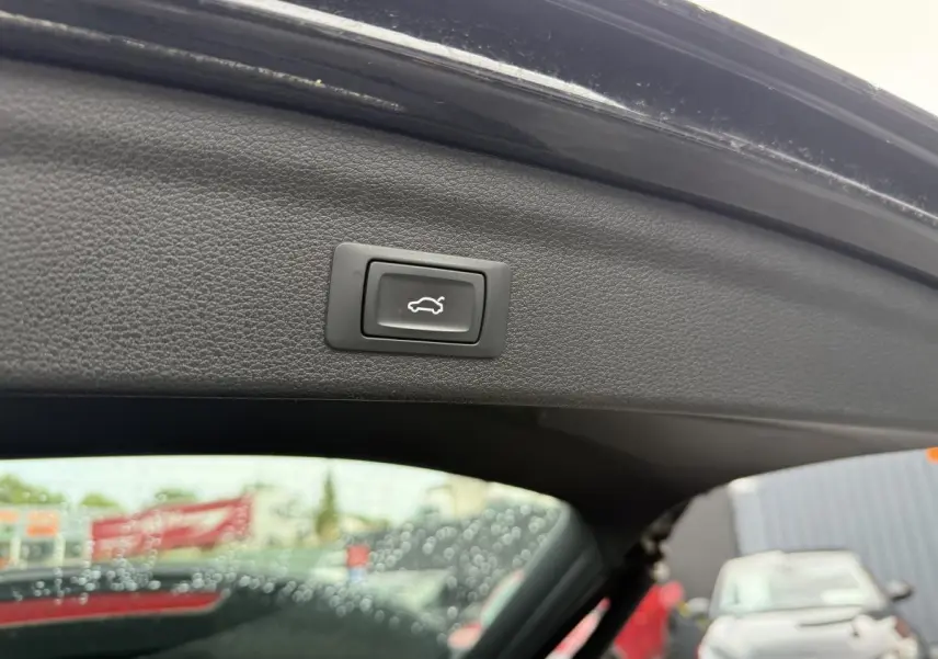Bouton d'ouverture électrique du coffre sur la garniture intérieure du hayon d'un Audi Q3 noir S Line 2019.
