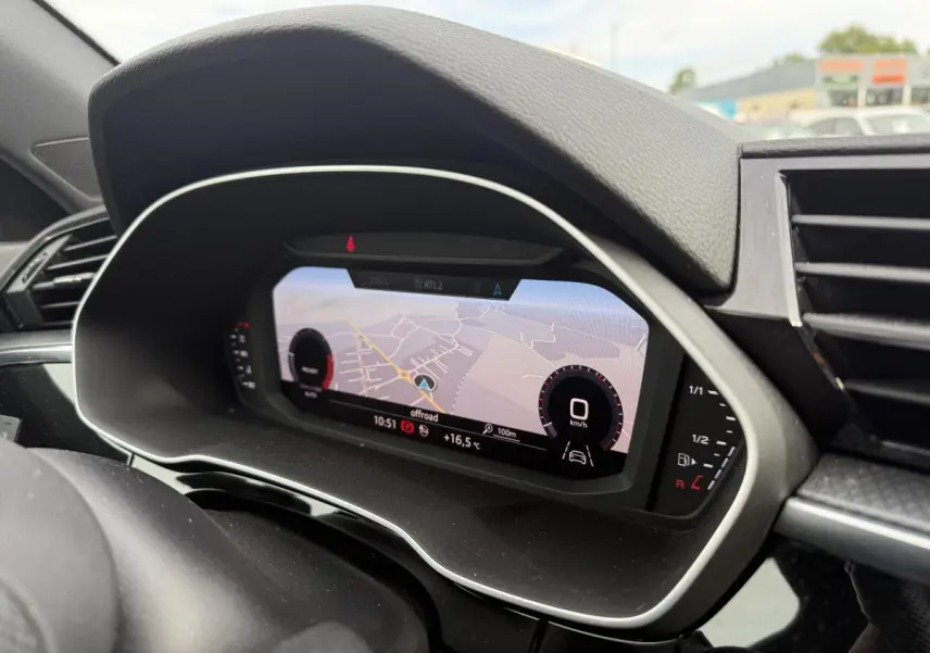 Affichage numérique du tableau de bord de l'Audi Q3 S Line 2019, avec navigation et indicateurs de vitesse et carburant.