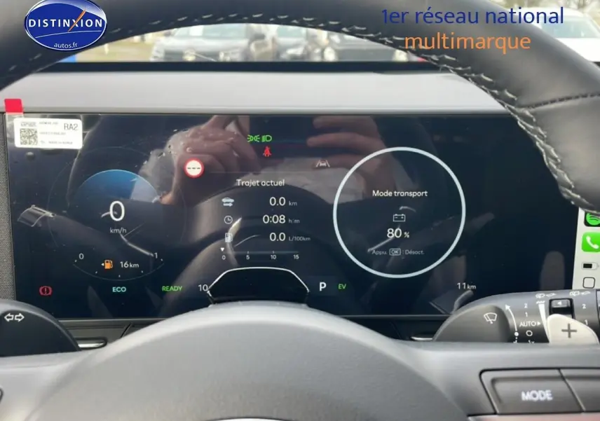 Vue intérieure du tableau de bord numérique du Hyundai Kona 2025, affichant les informations de conduite et mode transport.