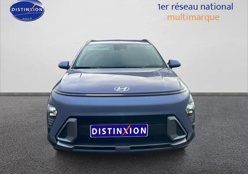 Vue avant d'un Hyundai Kona bleu 2025 avec calandre épurée et feux LED fins intégrés au capot.