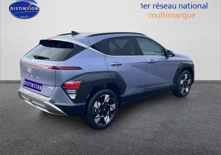 Vue 3/4 arrière droite d'un Hyundai Kona bleu 2025 avec jantes alliage et feux arrière LED distinctifs.