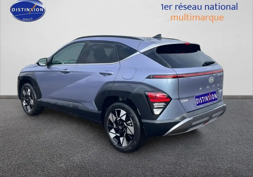 Vue 3/4 arrière droite d'un Hyundai Kona bleu 2025 avec jantes alliage et feux arrière LED distinctifs.
