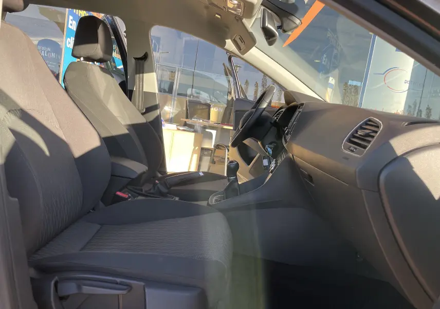 Intérieur avant d'une SEAT LEON ST 1.2 TSI 2013, sièges tissu gris noir et tableau de bord avec boîte manuelle.