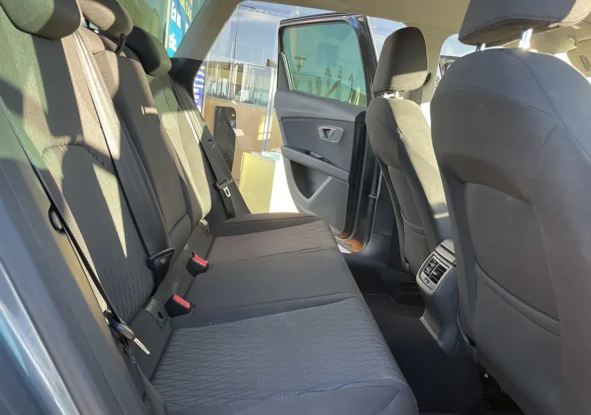Vue intérieure côté gauche des sièges arrière en tissu gris noir d'une SEAT LEON ST gris 2013 avec porte arrière ouverte.