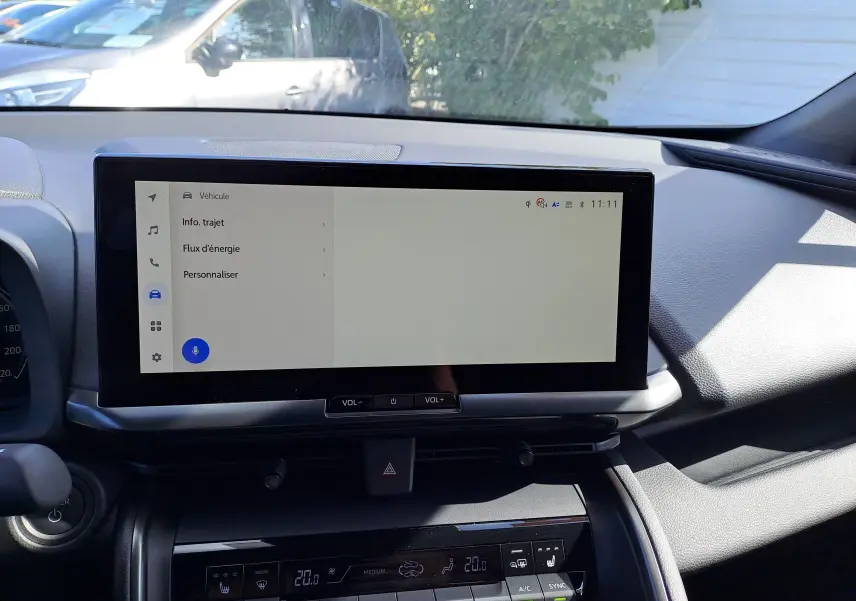 Écran tactile central allumé dans l'habitacle d'un Toyota C-HR gris minéral, vue de face du tableau de bord.