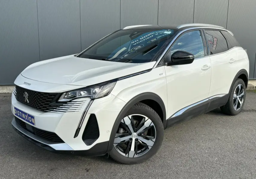Peugeot 3008 blanc nacré vue 3/4 avant droit avec toit noir, jantes alliage bi-ton et badge GT sur aile.