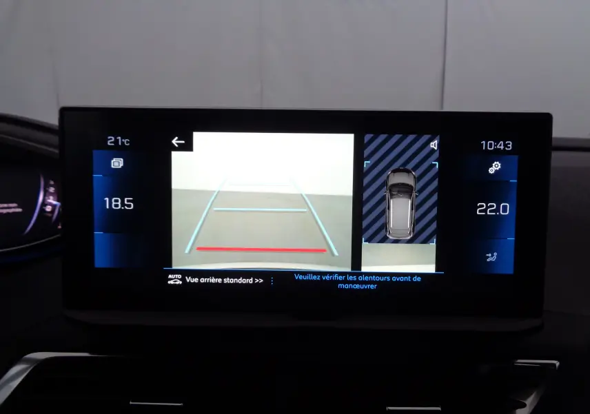 Écran central du Peugeot 3008 2023 noir Perla Nera montrant la caméra de recul et l'affichage de la température intérieure