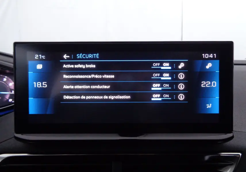 Écran tactile central du Peugeot 3008 2023 affichant les réglages de sécurité et température intérieure.