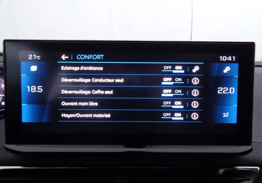 Écran tactile intérieur du Peugeot 3008 noir Perla Nera, affichant les réglages de confort et climatisation.