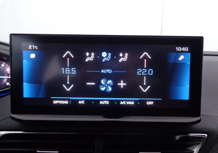 Écran tactile du système de climatisation automatique du Peugeot 3008 noir Perla Nera, affichant températures à 18,5°C et 22°C.