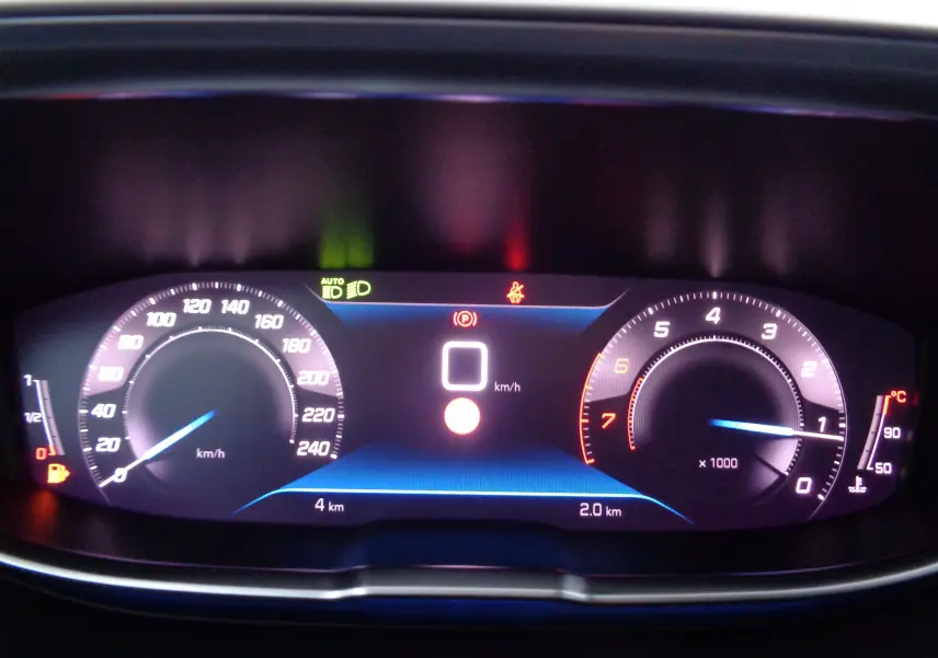 Tableau de bord numérique du Peugeot 3008 2023, affichant vitesse, régime moteur et indicateurs lumineux.