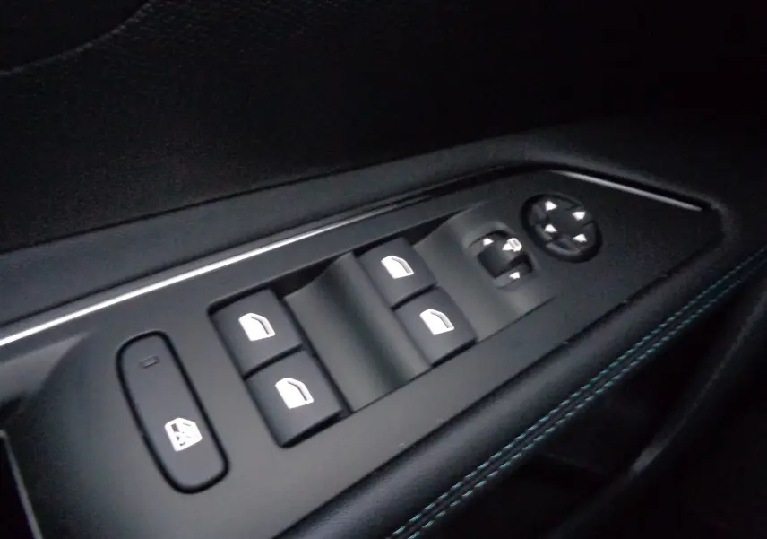 Panneau de commandes des vitres électriques et réglages des rétroviseurs côté conducteur du Peugeot 3008 noir Perla Nera 2023.