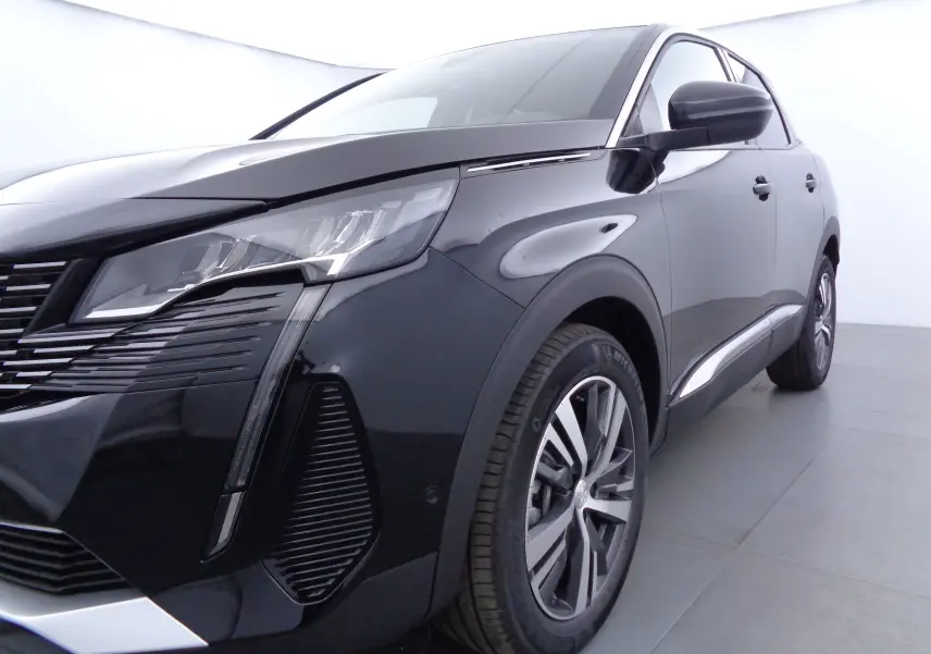 Vue 3/4 avant droit d'un Peugeot 3008 noir Perla Nera avec phares LED et jantes alliage bicolores.