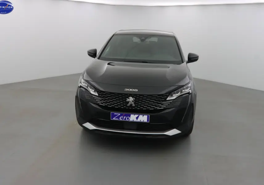 Vue frontale d'un Peugeot 3008 noir Perla Nera avec calandre distinctive et phares LED allumés.