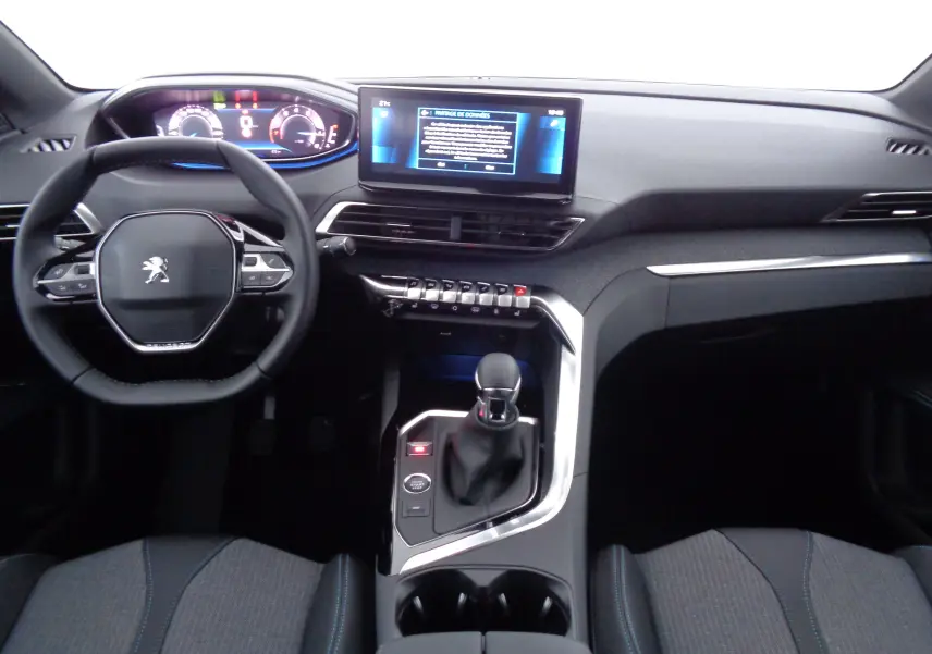Intérieur du Peugeot 3008 2023 en noir, vue de face sur le tableau de bord, volant compact et écran tactile central.