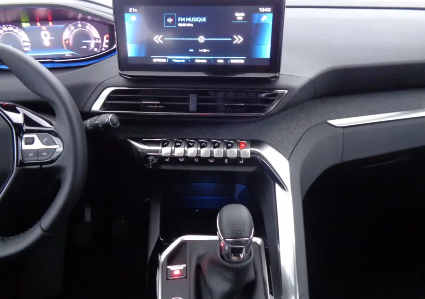 Intérieur du Peugeot 3008 2023, vue centrale sur la console avec levier de vitesse manuel et écran tactile noir.