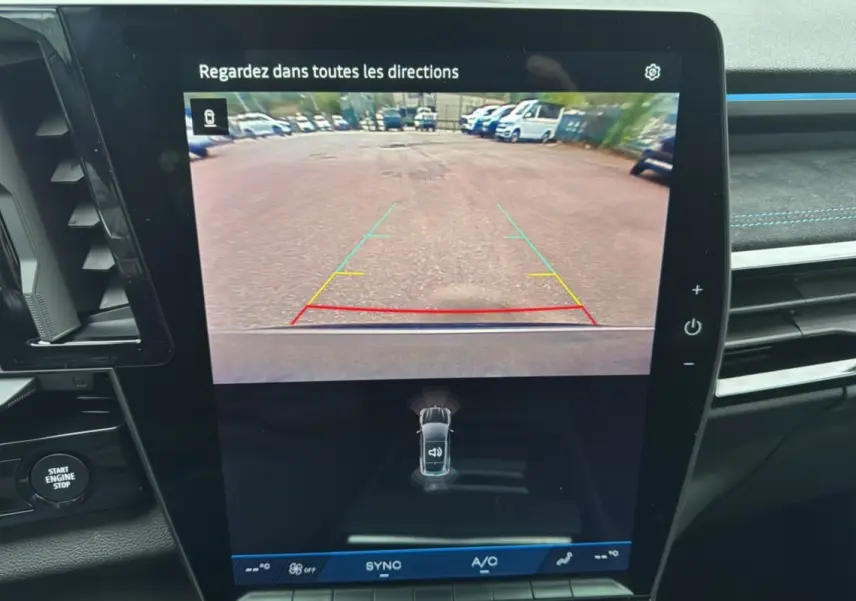 Écran intérieur du Renault Austral E-Tech 200 Esprit Alpine Plus montrant la caméra de recul avec vue arrière sur parking.
