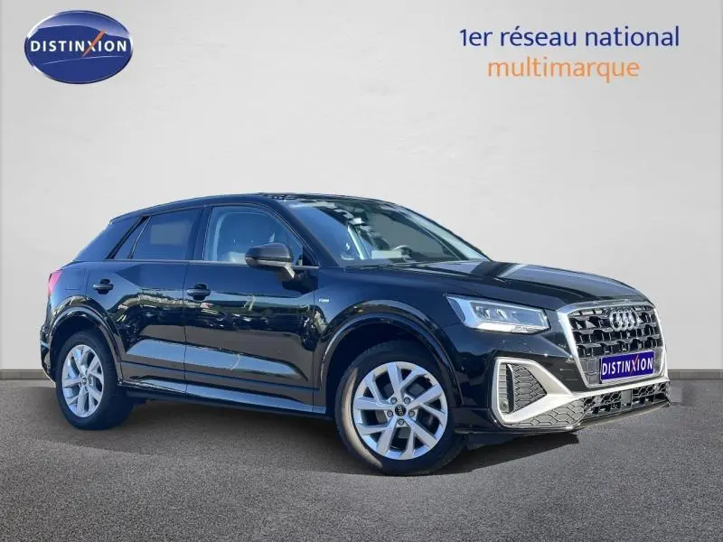 Audi Q2 35 TFSI S line noir Mythic métallisé en 3/4 avant droit, avec calandre distinctive et jantes argentées.