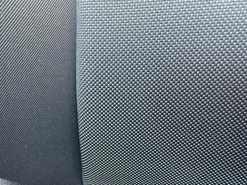 Gros plan sur le tissu texturé du siège avant de l'Audi Q2 35 TFSI S line noir Mythic métallisé 2023