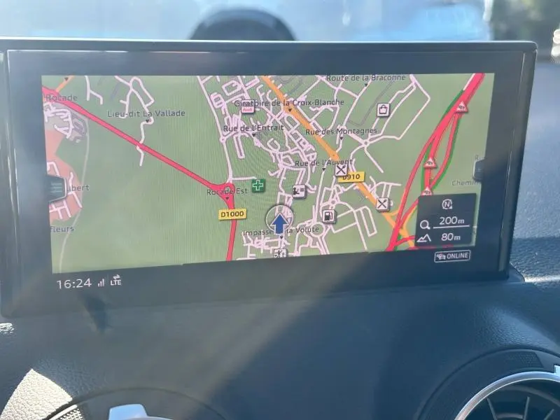Tablette de navigation affichant une carte routière dans l'habitacle d'un Audi Q2 noir Mythic S line 2023.