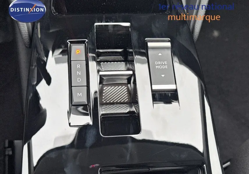 Gros plan sur la console centrale noire brillante de la Citroën C4 2024 avec commandes boîte auto et mode de conduite.