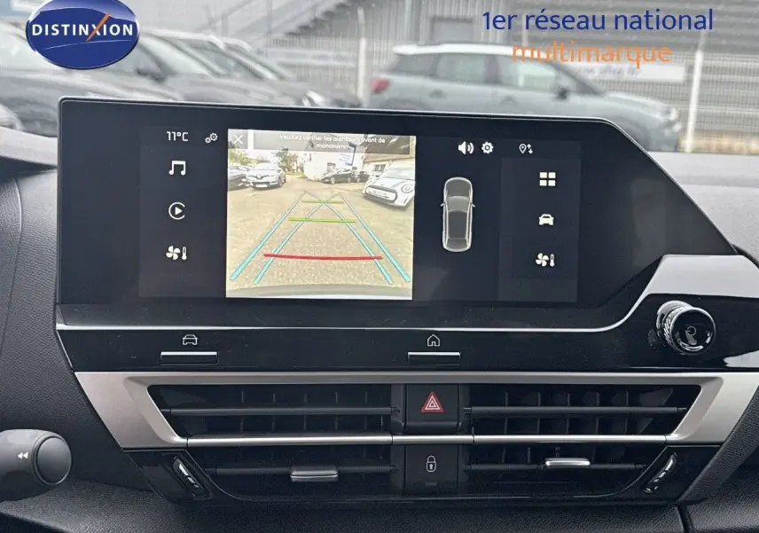 Écran tactile central affichant la caméra de recul dans l'habitacle d'une Citroën C4 noire métal 2024.