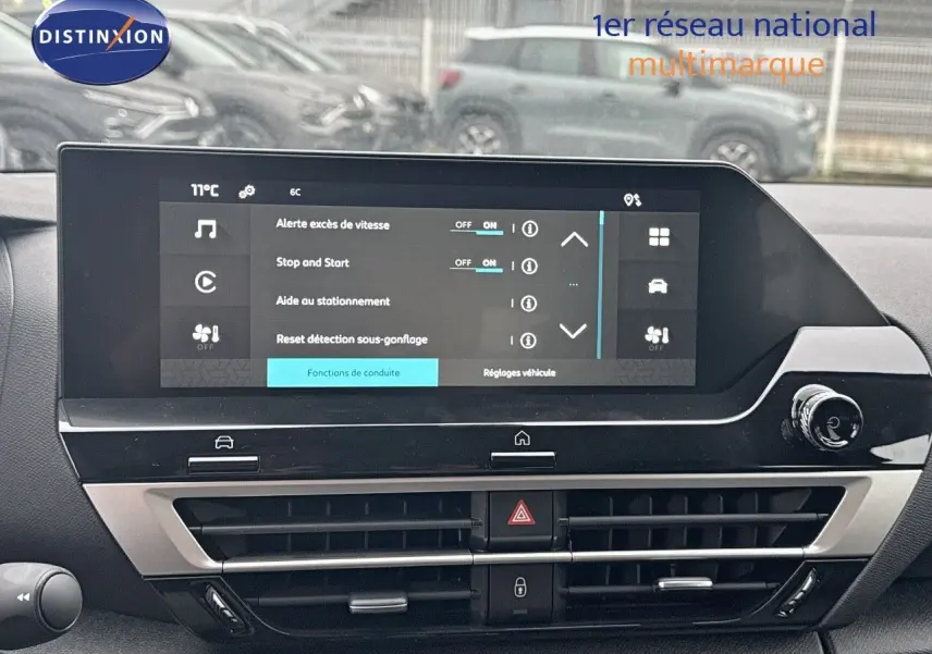 Tableau de bord de Citroën C4 2024 avec écran tactile affichant les réglages de conduite, finition moderne noire.