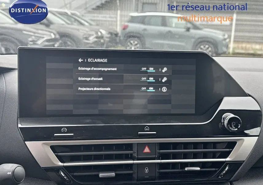 Vue intérieure du tableau de bord de la Citroën C4 2024, écran tactile affichant les réglages d'éclairage.