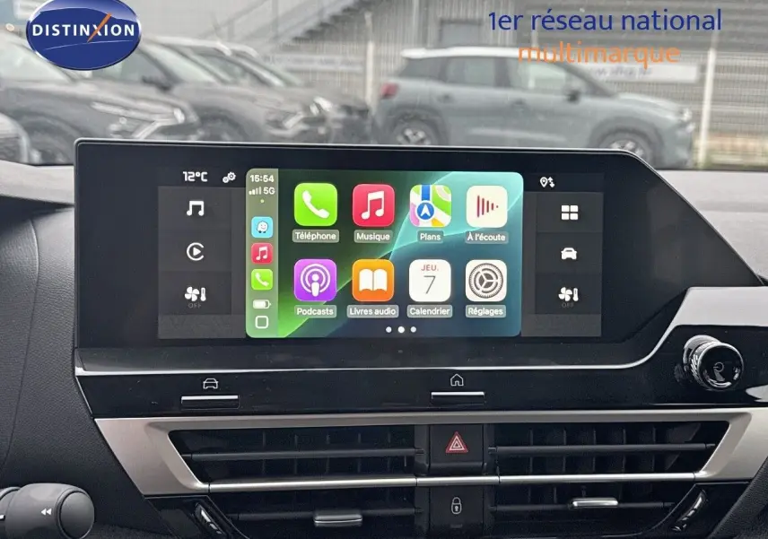 Écran tactile central affichant les applications multimédia dans l'habitacle d'une Citroën C4 noire 2024.