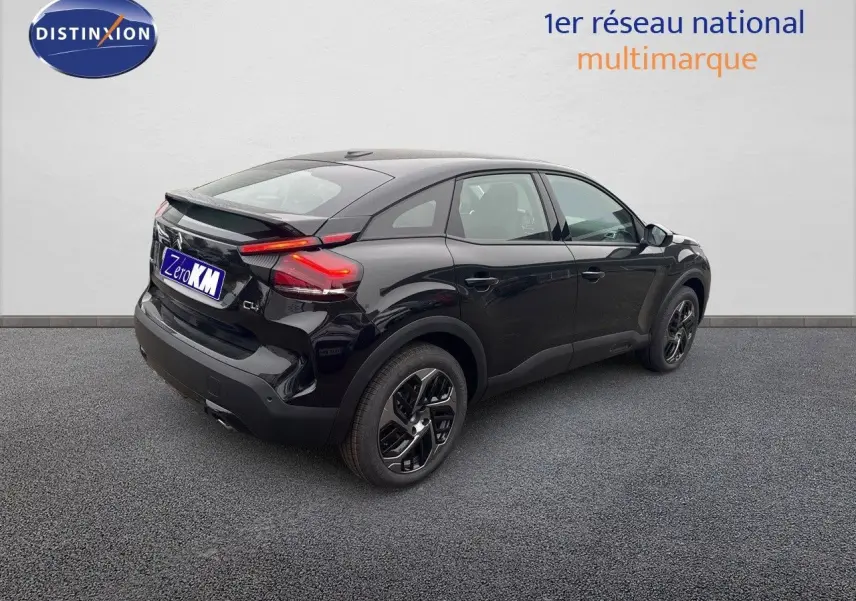 Citroën C4 noir métal vue 3/4 arrière droit, soulignant ses feux LED et jantes biton modernes.