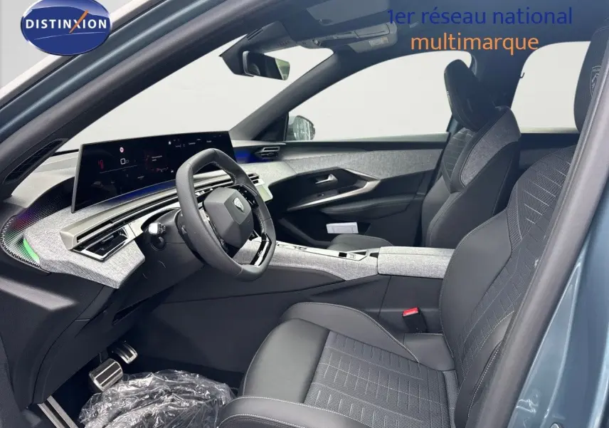 Vue intérieure côté conducteur du Peugeot 3008 Hybrid 136ch GT avec sellerie cuir noire et tableau de bord moderne gris clair.