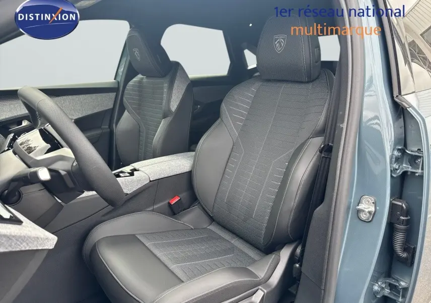 Vue intérieure côté conducteur du Peugeot 3008 Hybrid 136ch GT avec sièges en cuir et tissu gris, porte ouverte bleu Ingaro Metal.