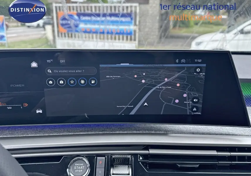 Vue intérieure du tableau de bord du Peugeot 3008 Hybrid 2025 avec écran tactile de navigation et bouton start/stop.