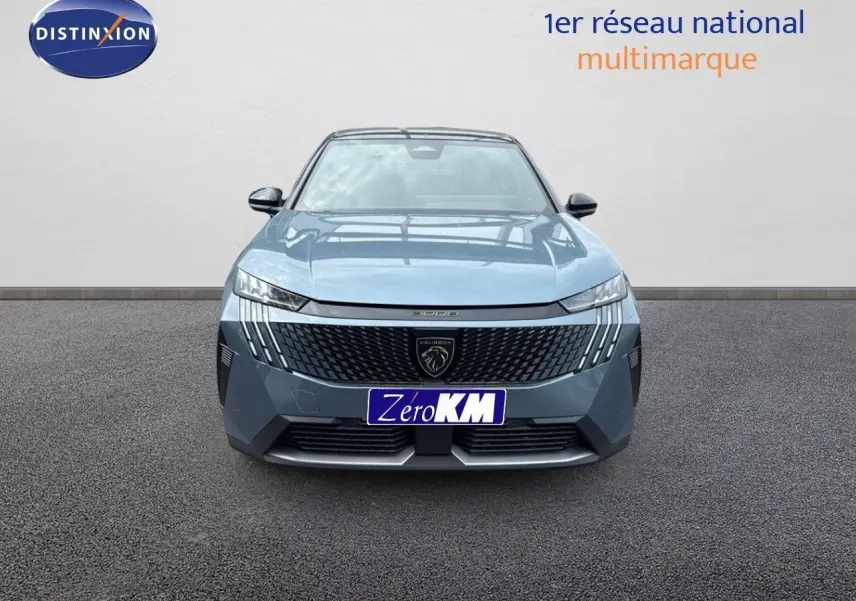 Vue frontale du Peugeot 3008 Hybrid 136ch GT en bleu Ingaro métal avec toit noir, face au photographe.