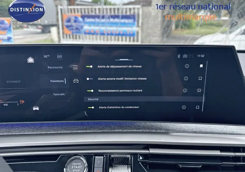 Écran tactile central affichant les alertes de sécurité du Peugeot 3008 Hybrid 136ch GT, intérieur moderne et épuré.