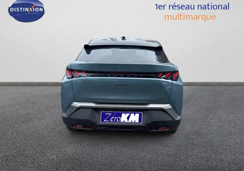 Vue arrière d'un Peugeot 3008 Hybrid 136ch GT bleu Ingaro métal avec toit noir, immatriculé Zero KM.
