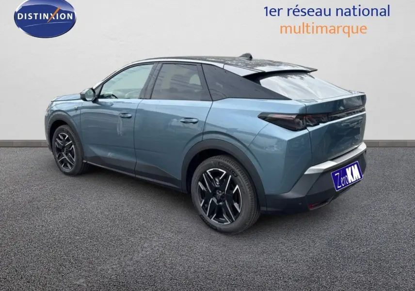 Peugeot 3008 Hybrid 136ch GT bleu Ingaro métal avec toit noir, vue 3/4 arrière côté gauche sur sol gris.