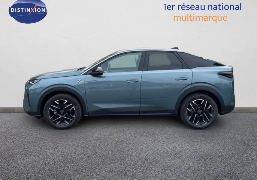 Profil côté gauche du Peugeot 3008 Hybrid 136ch GT 2025 en bleu Ingaro métallisé avec toit noir contrasté.