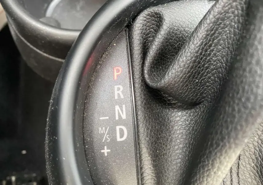 Le levier de vitesses automatique noir en cuir du MINI Countryman gris clair, avec indication P R N D visible.