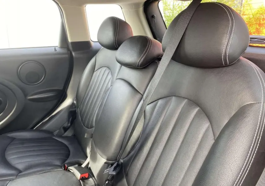 Vue rapprochée des sièges arrière en cuir noir avec surpiqûres blanches d'une MINI Countryman 2015.