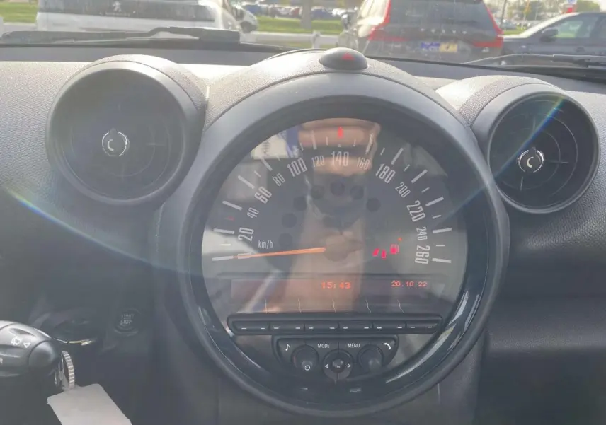 Tableau de bord circulaire de MINI Countryman 2015, vue frontale avec compteur de vitesse et commandes intégrées.