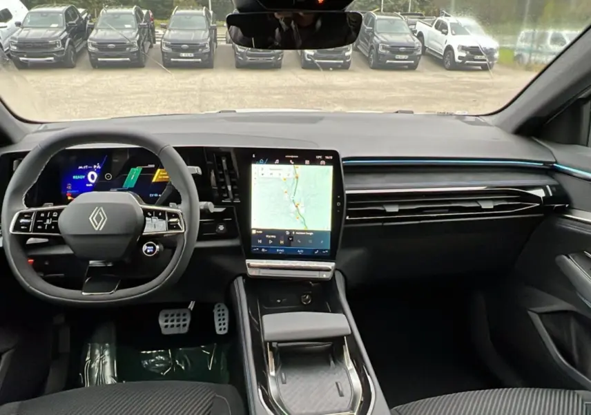 Intérieur du Renault Austral ETECH 200 Esprit Alpine Plus 2025, tableau de bord et écran tactile central vus de face.